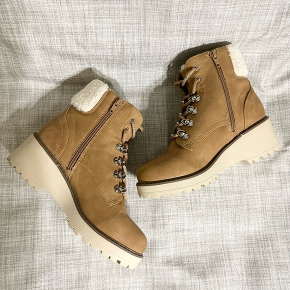 Dolce Vita Other - Dolce Vita Boots Girls 5 Womens 6.5 Tan Cream Combat Wedged Fleece Cuff FOLKSY